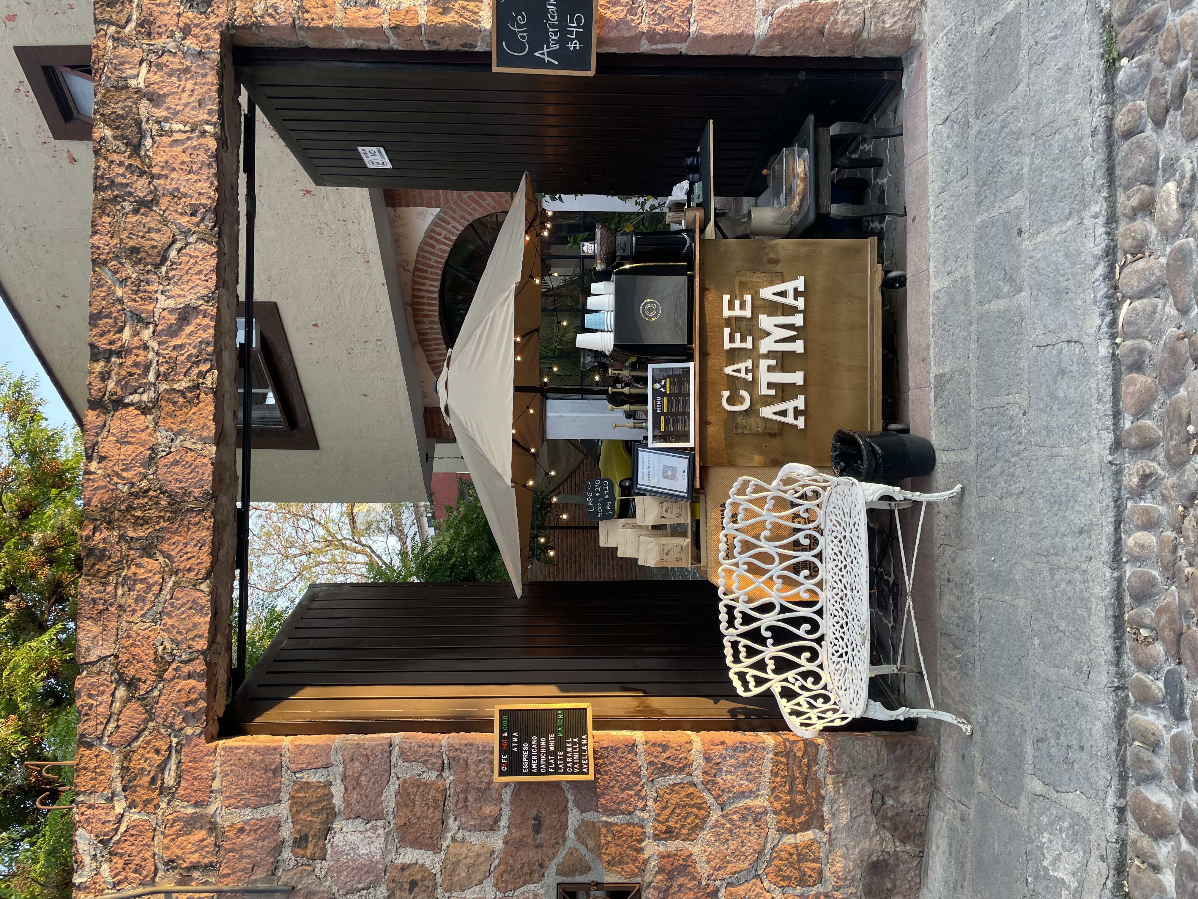 Entrada y barra de Café Atma